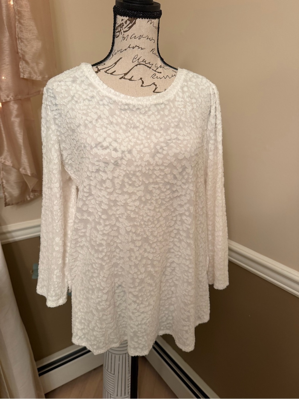 NWT Simply Vera Vera Wang White Textured Floral Burnout Tunic Top / Large NWT